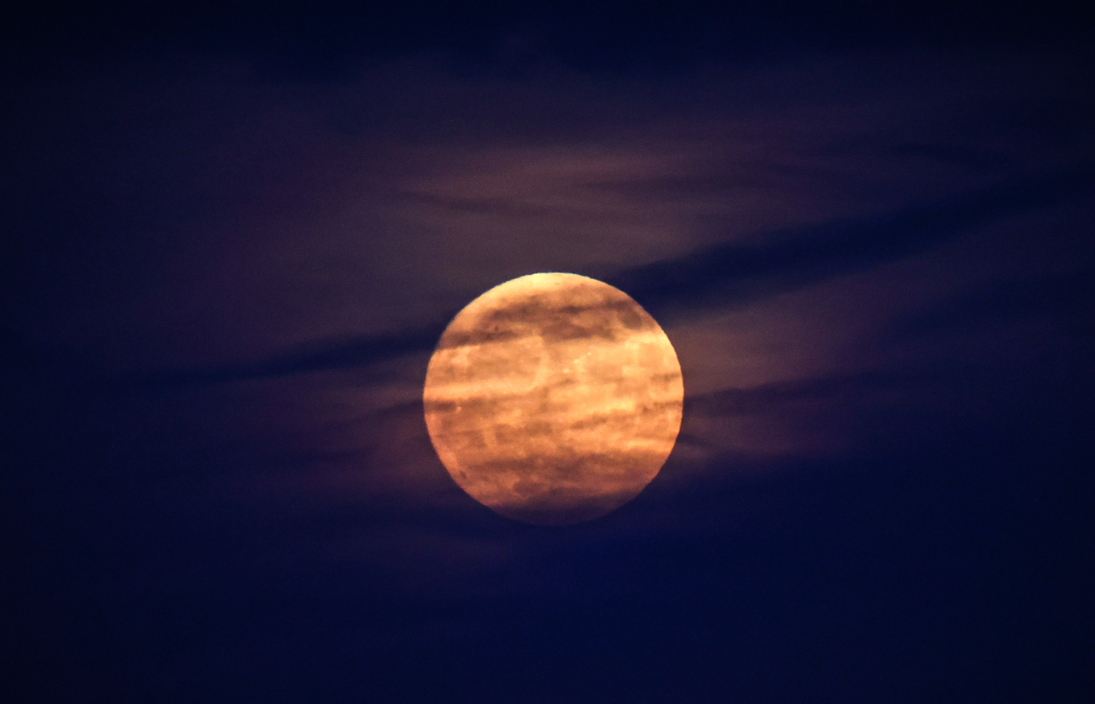 Erdbeermond über Marburg-Biedenkopf